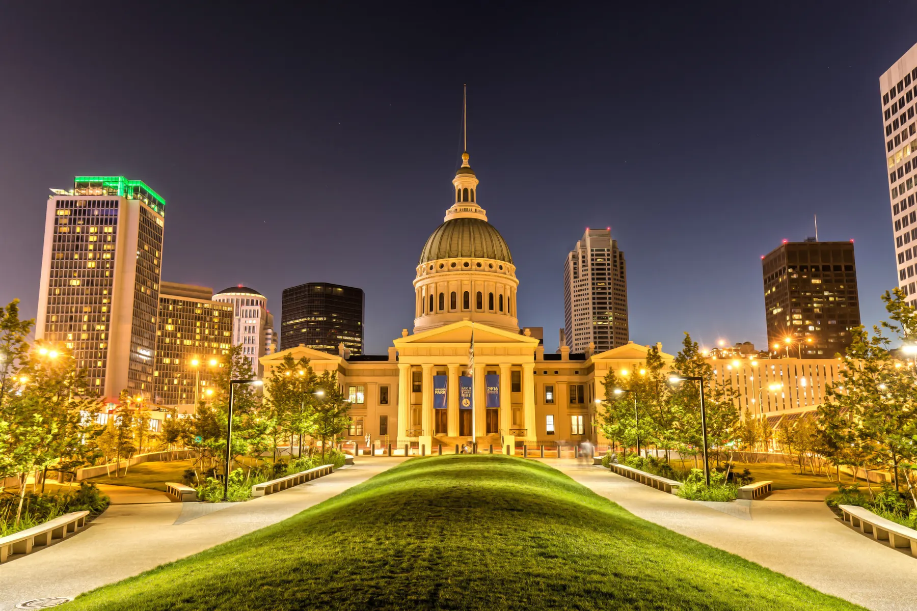 The Old Courthouse in St. Louis at night